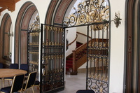 Schmiedeeisenes Gitter mit Treppe Schmiedeeisenes Gitter mit Treppe