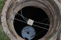 Der montierte Sensor in der Zisterne